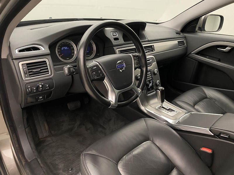Volvo XC70 D5 AWD SUMMUM REZERVACE - fotka 23 z 49