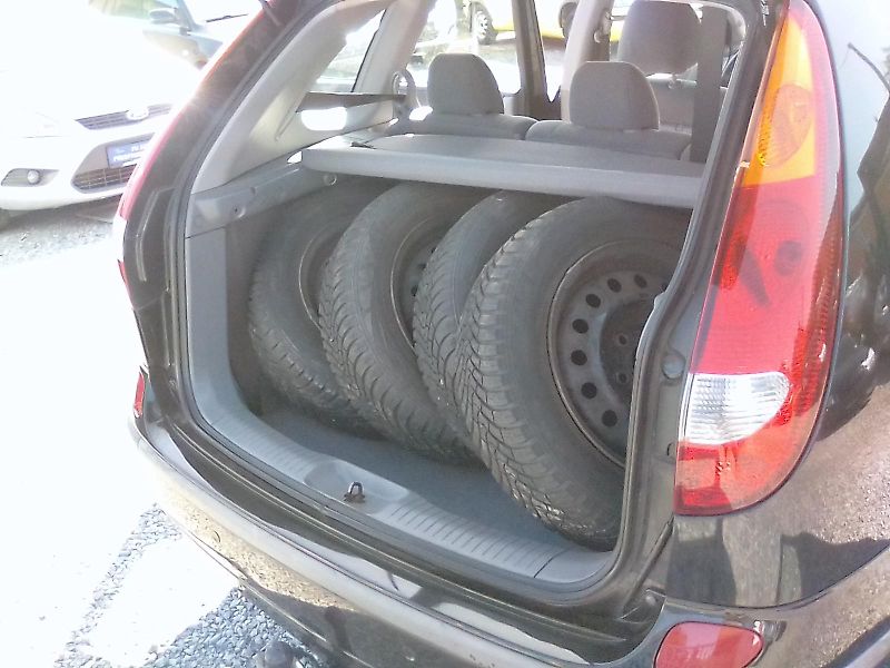 Nissan Almera Tino (2005) 1.8i 16V, kola navíc, závěs - fotka 26 z 32