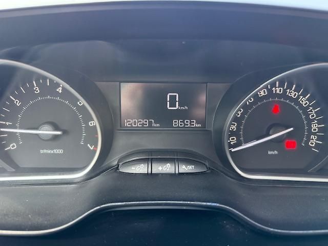 Peugeot 208 1.2i 60kw - fotka 7 z 11