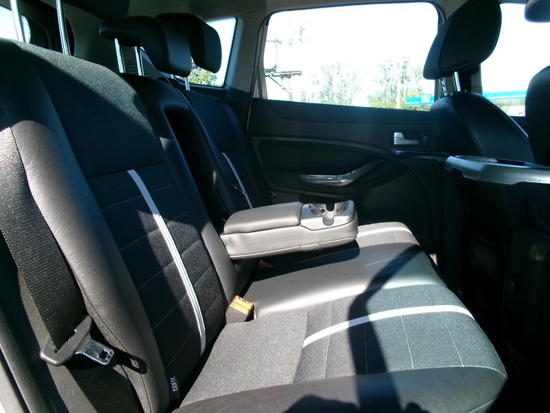 Ford Kuga 2,0TDCI AUTOKLIMA 4x4 TAŽNÉ - fotka 14 z 30