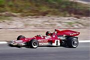 Fittipaldi v Lotusu 72 v roce 1971, kdy ještě nesl zbarvení červeno - krémové a zlaté. Snímek je z Velké ceny Německa.