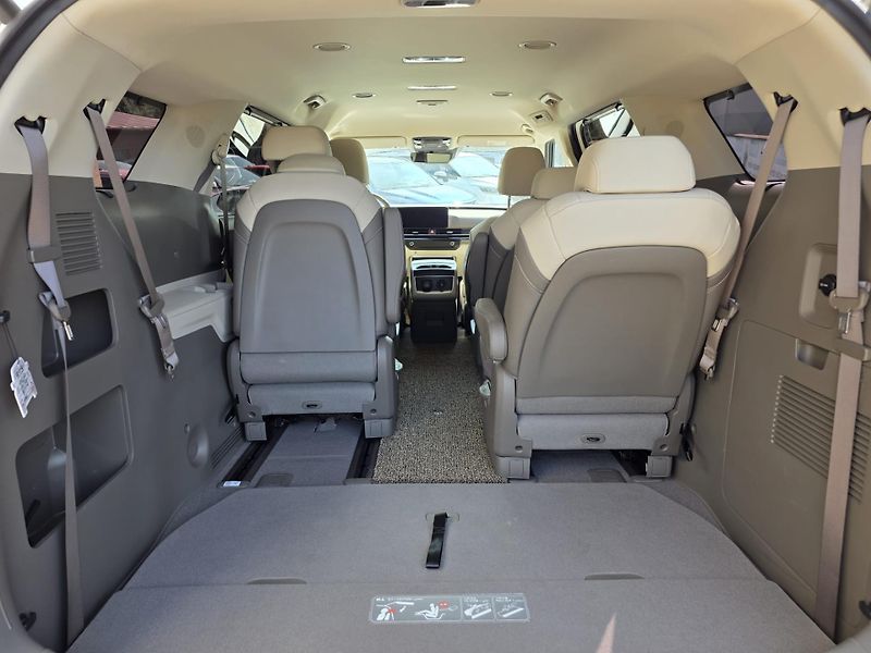 Kia Carnival (2024) 1.6-HEV-AUTOMAT-6+3MÍSTA - fotka 17 z 34