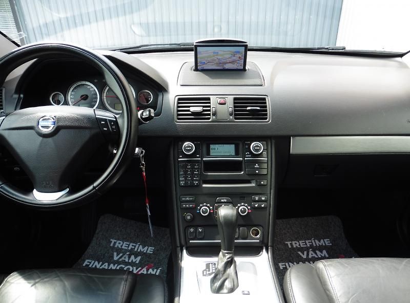 Volvo XC90 2,4 D5 Summum AWD A/T Navi 7.m - fotka 12 z 13