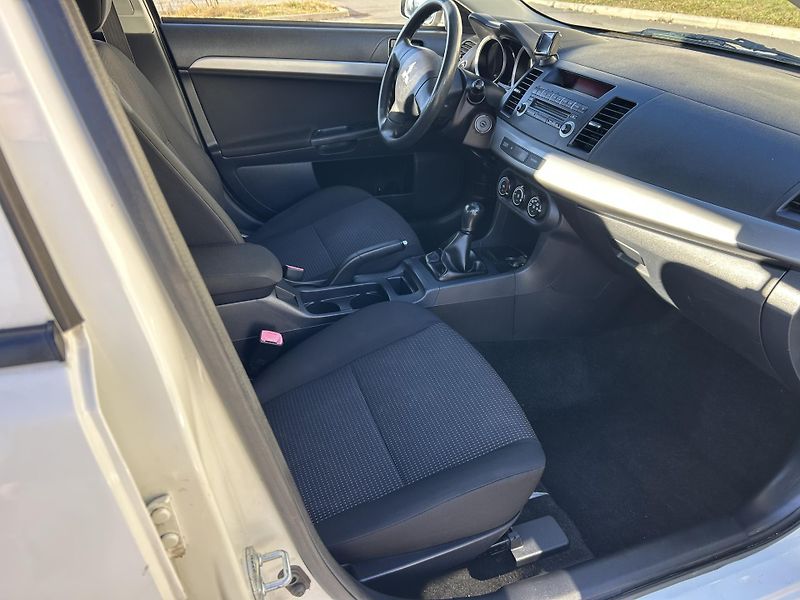 Mitsubishi Lancer 1.6 i MIVEC Sportback - fotka 12 z 39
