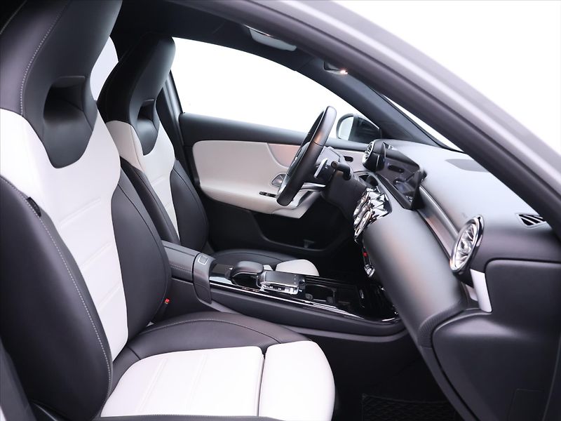Mercedes-Benz Třídy A 1,3 200  Aut. CZ AMG Sport DPH - fotka 12 z 36