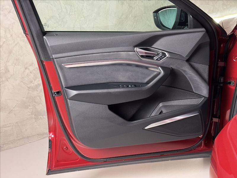 Audi e-tron 300kW S-Line exclusive - fotka 21 z 47