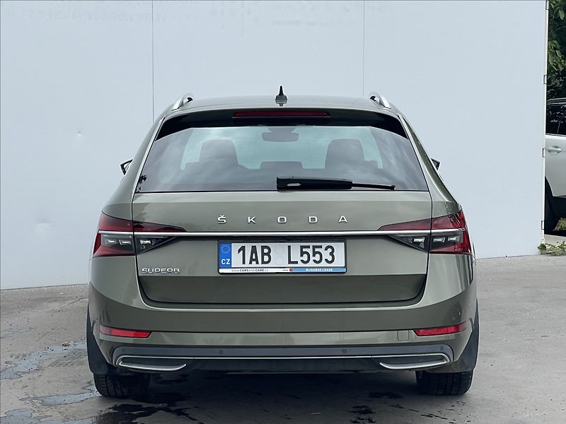 Škoda Superb 2,0 TDI DSG Combi L&K DCC+ACC - fotka 23 z 24