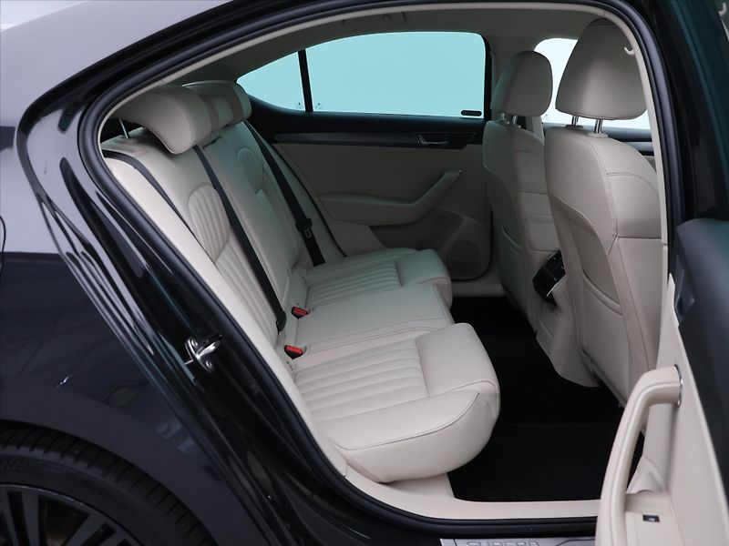 Škoda Superb 2,0 TDI DSG 4x4 CZ Style DPH - fotka 13 z 34