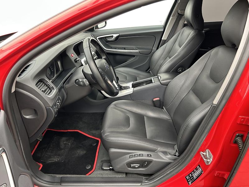 Volvo V60 1.6 T4 Summum - fotka 9 z 26