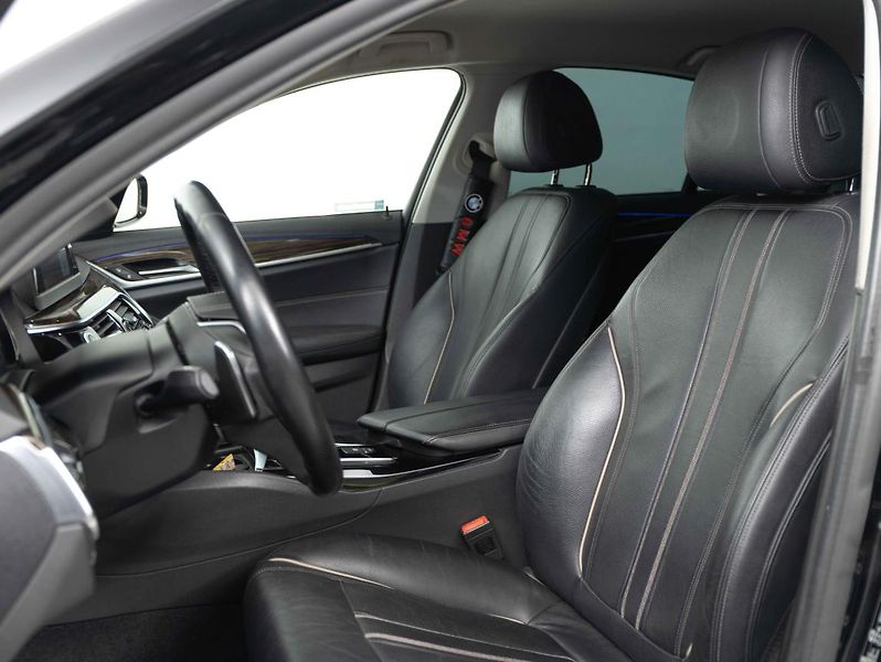 BMW Řada 5 520d xDrive - fotka 18 z 22