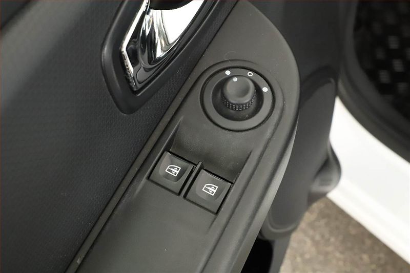Renault Clio (2015) 1.5 dCi, Navi, Tempomat - fotka 11 z 13