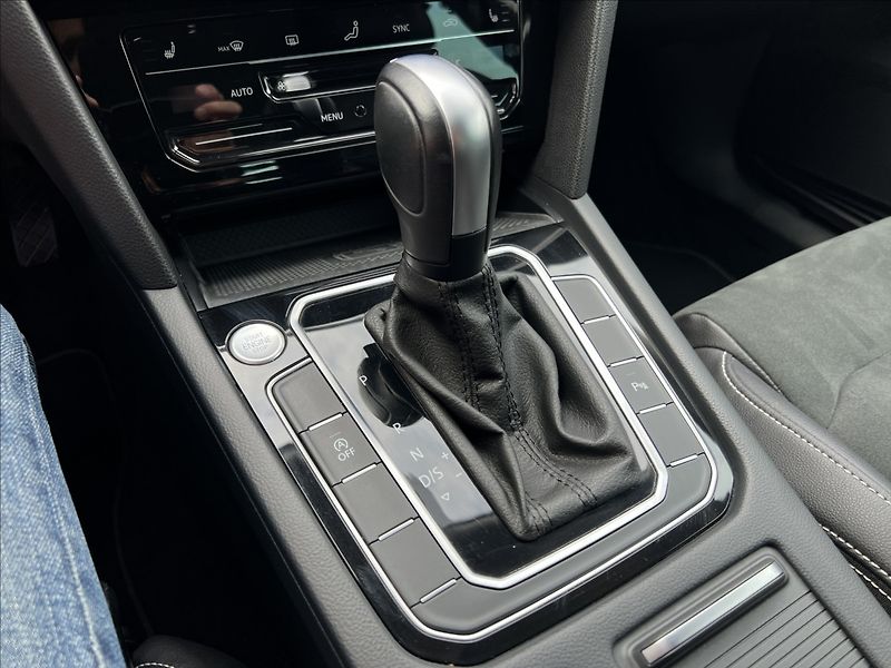 Volkswagen Passat 2,0 TDi DSG ELEGANCE MATRIX - fotka 24 z 36