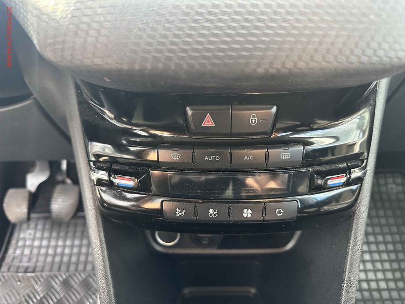 Peugeot 2008 (2026) 1.2, 1.maj,ČR, Business, AT - fotka 14 z 15