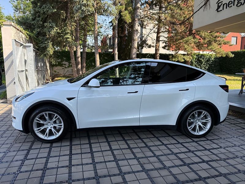 Tesla Model Y Standrart Range LFP Tažné - fotka 3 z 43