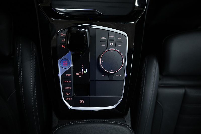 BMW X4 (2023) M40D 4x4 LASER NEZAVISLÉ TAŽNÉ - fotka 26 z 42