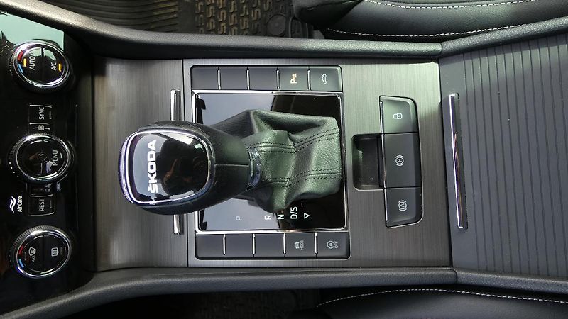 Škoda Superb Combi 1.5 TSI DSG Style - fotka 18 z 27