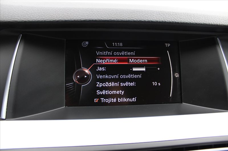 BMW Řada 5 530d xDrive NAVI SERVIS.KN. ČR - fotka 20 z 26