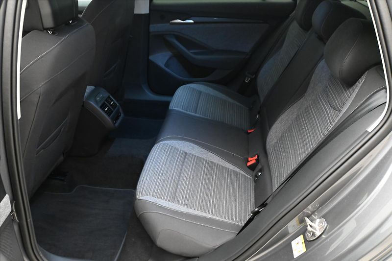 Škoda Superb 1,5 TSI 110kW DSG Selection Zá - fotka 14 z 33