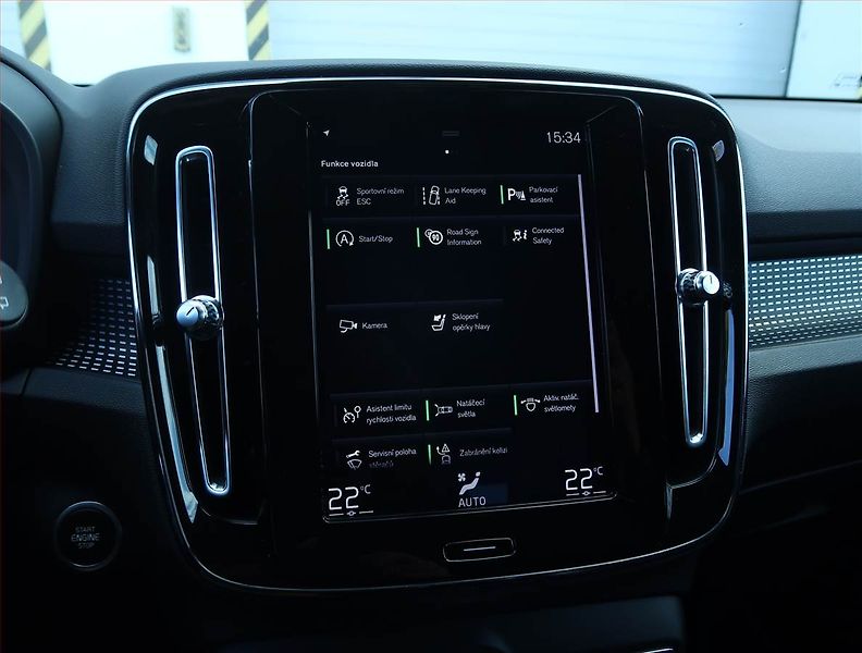 Volvo XC40 (2019) R-Design D4 AWD - fotka 22 z 27