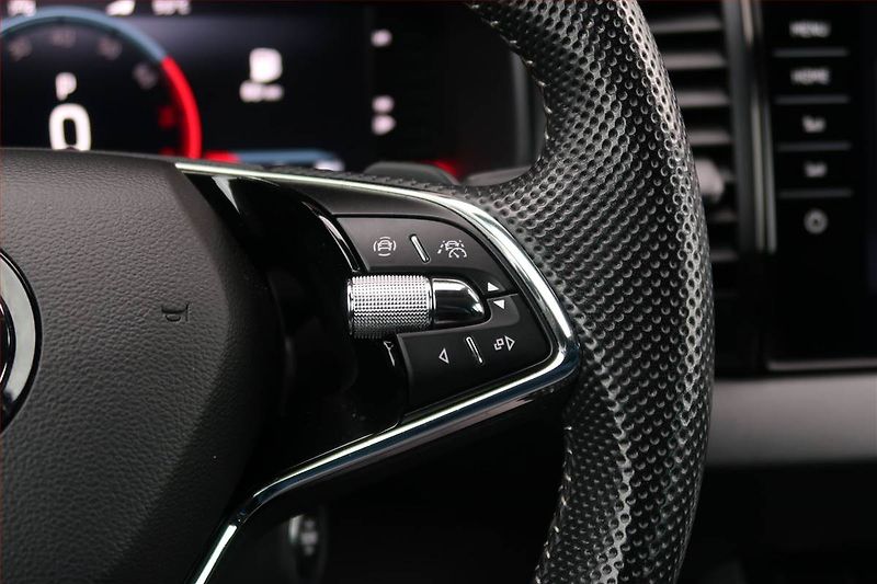 Peugeot 5008 (2023) 1.5 BlueHDi - fotka 17 z 22