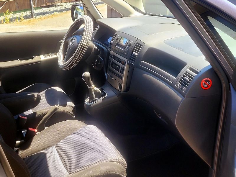 Toyota Corolla Verso 2,0 D-4d AUT.KLIMATIZACE - fotka 28 z 43