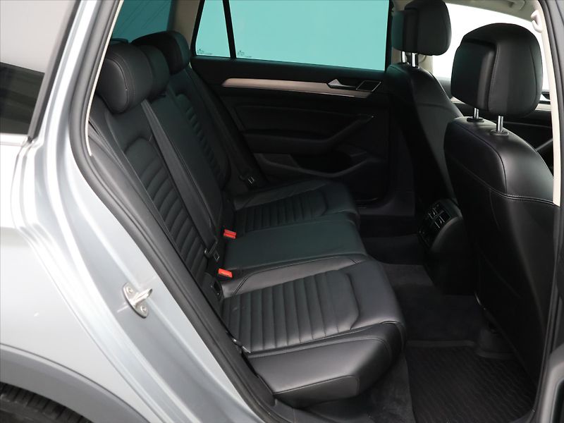 Volkswagen Passat Alltrack 2,0 TSI 162kW 4Motion - fotka 11 z 27