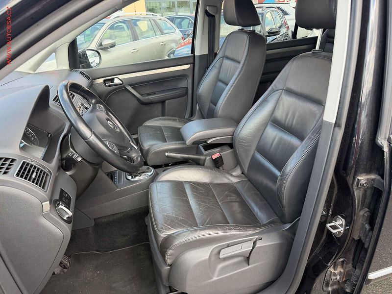 Volkswagen Touran (2010) 2.0 TDi, Highline, DSG, bixen - fotka 9 z 17