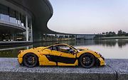 Replika McLarenu P1 v reálné velikosti se skládá z 342 817 dílků, váží přibližně 1220 kilogramů.