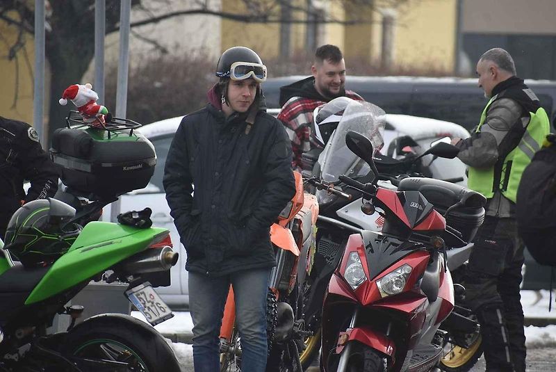 Tradiční Vánoční vyjížďka motorkářů zasněženým Krnovem na Štědrý den 24. 12. 2023