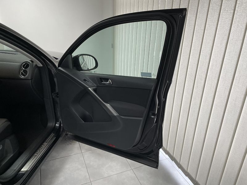 Volkswagen Tiguan 2.0 TDi 4x4 AT ČR SER. WEBASTO - fotka 12 z 24