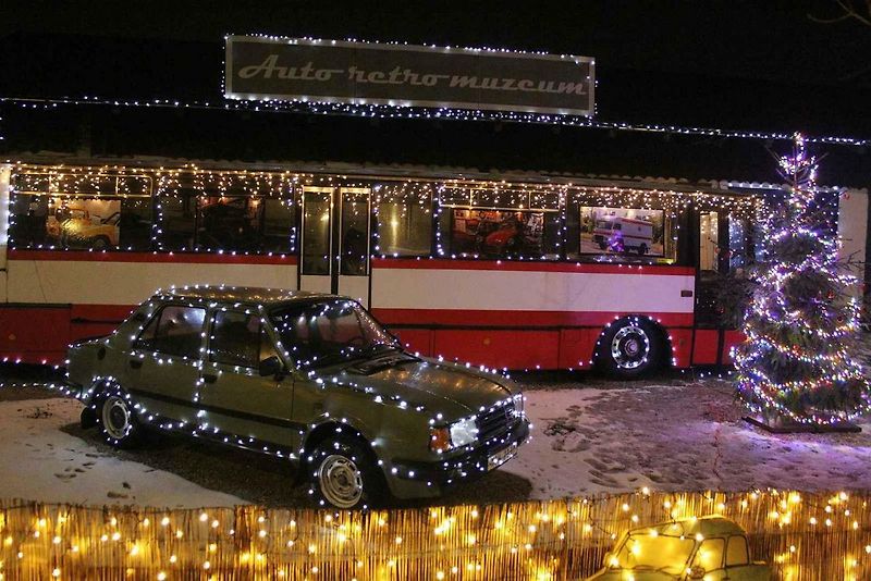 Popáté byly v Auto-retro-muzeum Veteráni Litvínov zahájeny Vánoce u Veteránů. Světýlky jsou osvětlena nejen auta, ale i přilehlý selský dvoreček.