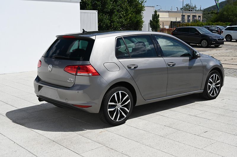 Volkswagen Golf 1.2TSI 81KW BMT rezervace - fotka 5 z 46