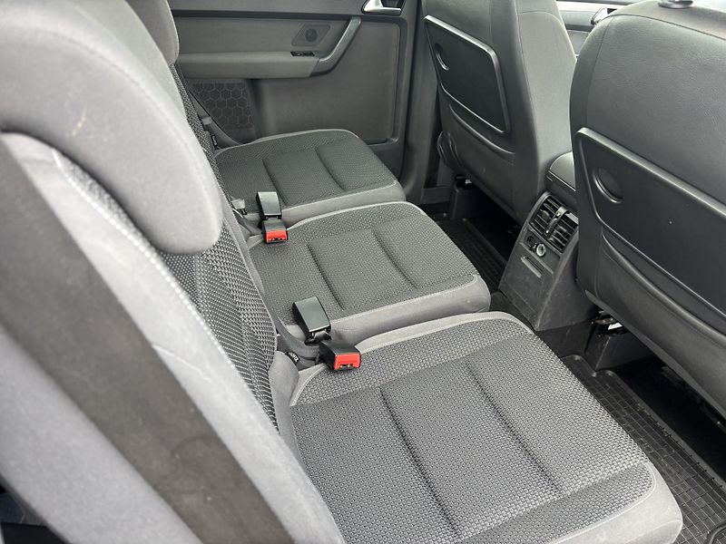 Volkswagen Touran (2013) 2.0TDI, 103kW. DSG, 7míst - fotka 12 z 16