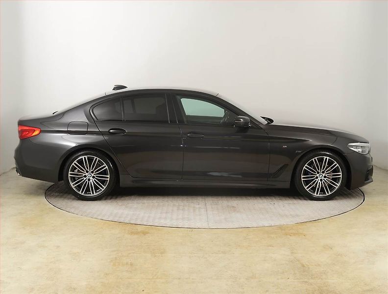 BMW Řada 5 (2020) M Sport 530d - fotka 6 z 27