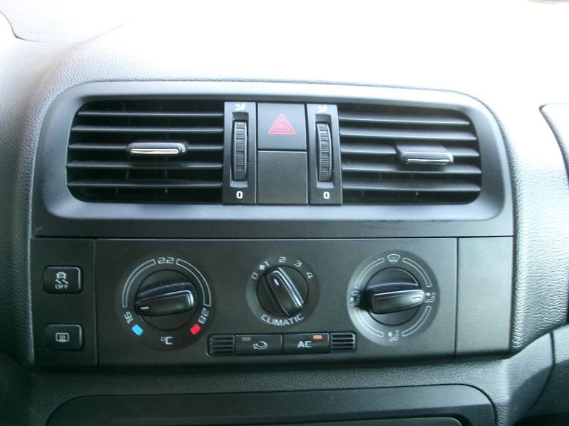 Škoda Fabia (2010) 1,2TSI SCOUT KLIMA TAŽNÉ - fotka 20 z 28