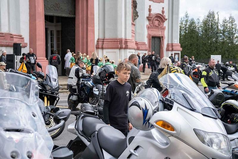 Motorkáři se sjeli na žehnání v bazilice v Jablonném.