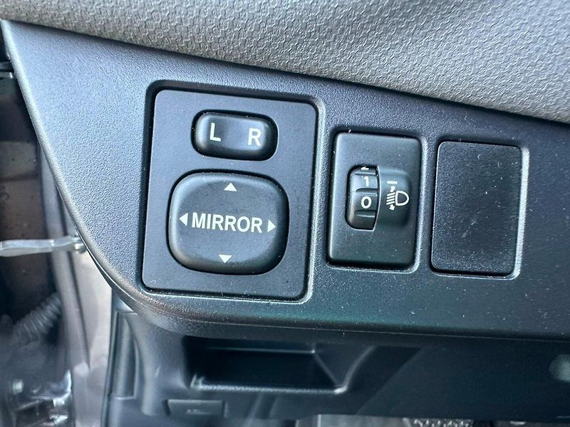 Toyota Yaris 1.5 Hybrid/Kamera/1MAJ/74kW - fotka 25 z 34