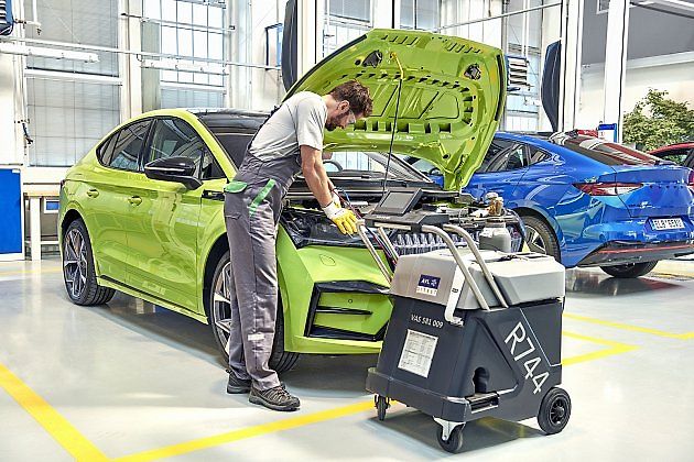 Pokud klimatizace fouká dostatečně silně, ale vzduch zůstává teplý, je na místě odborná kontrola chladicího okruhu., zdroj: Se svolením Škoda Auto / Škoda Storyboard.