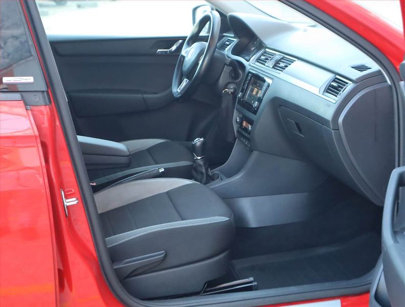 Škoda Rapid (2016) Spaceback 1.2 TSI, Tempomat - fotka 9 z 16