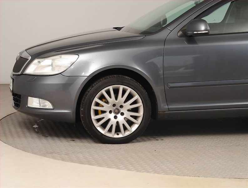 Škoda Octavia (2010) Elegance 2.0 TDI, Xenony - fotka 14 z 15