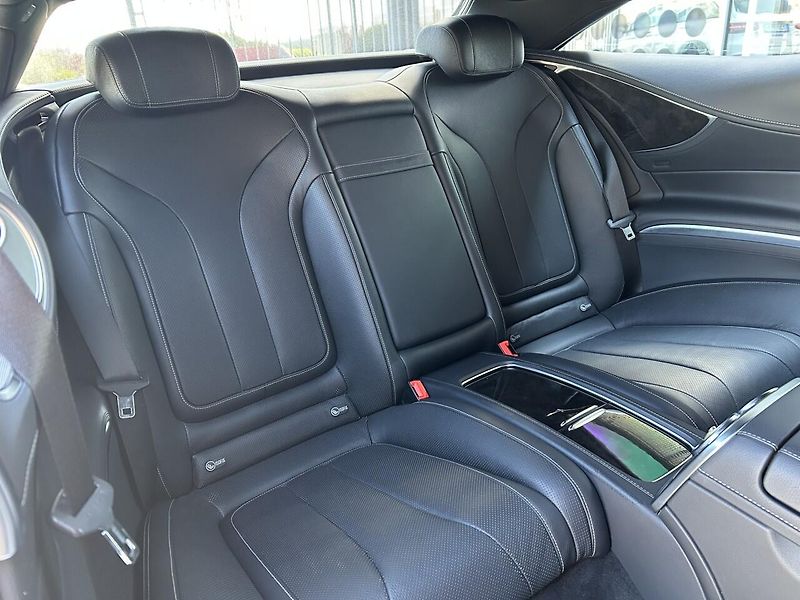 Mercedes-Benz Třídy S S 500 4MATIC COUPE - fotka 33 z 35