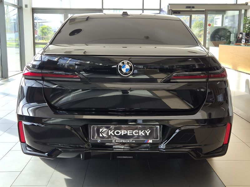 BMW Řada 7 740d xDrive - fotka 5 z 39