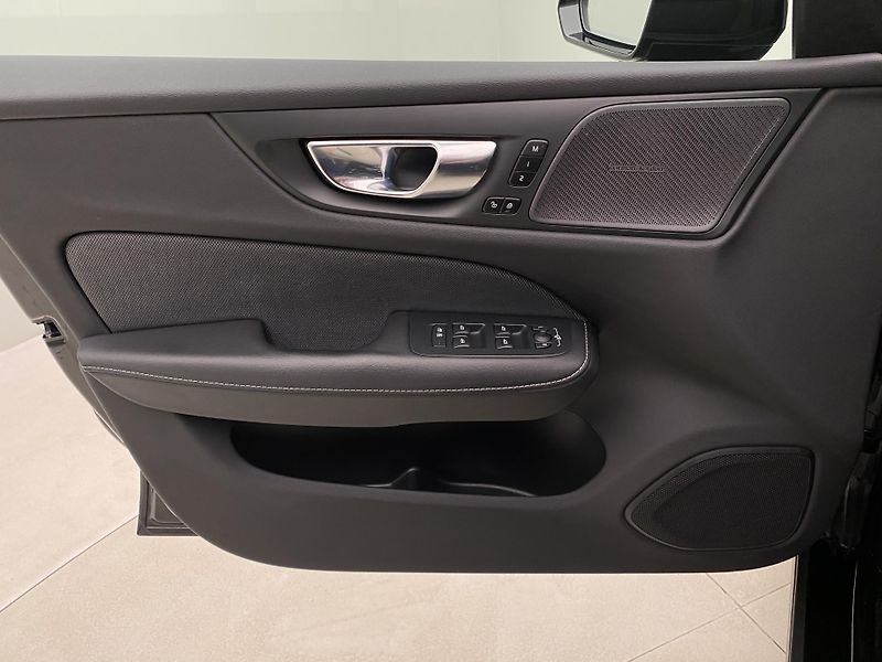 Volvo V60 T8 AWD RECHARGE R-DESIGN AUT - fotka 7 z 52