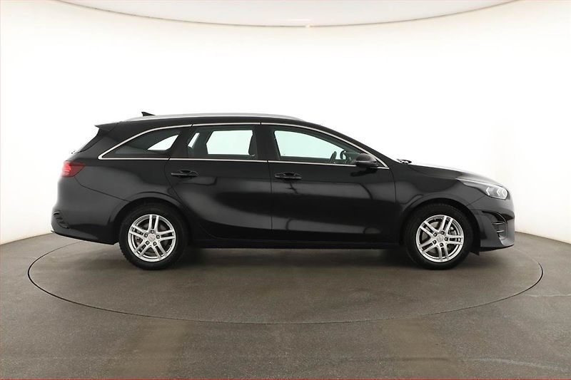 Kia Ceed (2022) 1.6 GDI plug-in - fotka 6 z 20