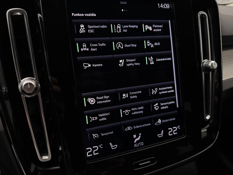 Volvo XC40 B4 MOMENTUM AUT  - fotka 35 z 47
