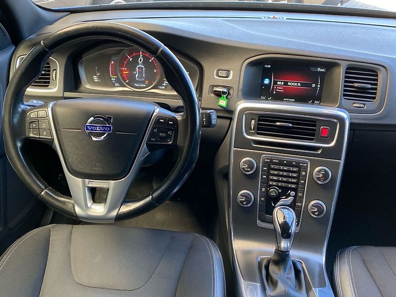 Volvo V60 D3 FWD MOMENTUM - fotka 12 z 30
