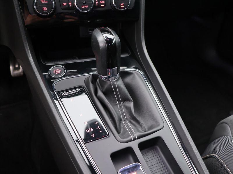 Seat Leon 2.0 221kW Cupra DSG 4Drive - fotka 22 z 31