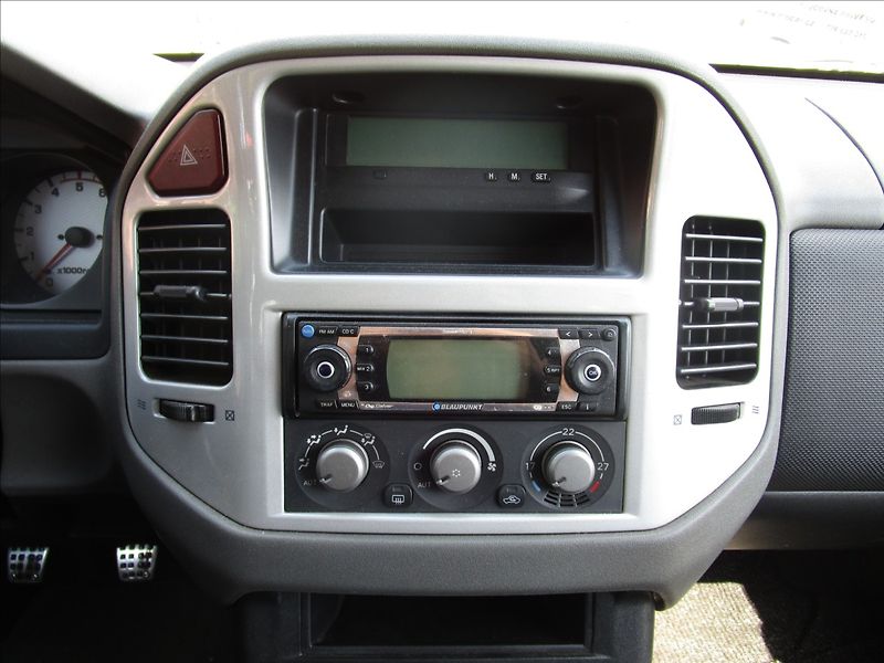 Mitsubishi Pajero 3.2 Di-D, 4x4, aut. klima, 7 m - fotka 10 z 54