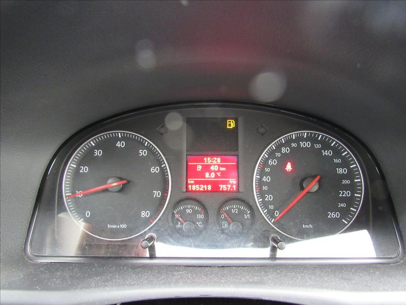 Volkswagen Touran 1,6 MPi 75kW - fotka 13 z 25