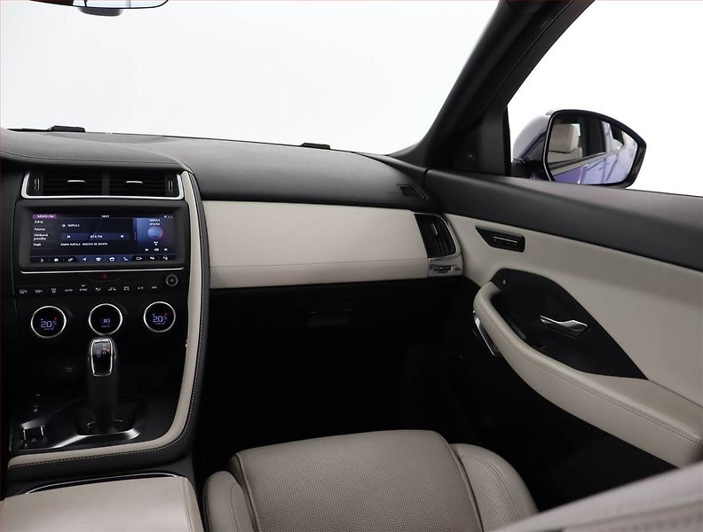 Jaguar E-Pace (2019) P300 AWD - fotka 8 z 26